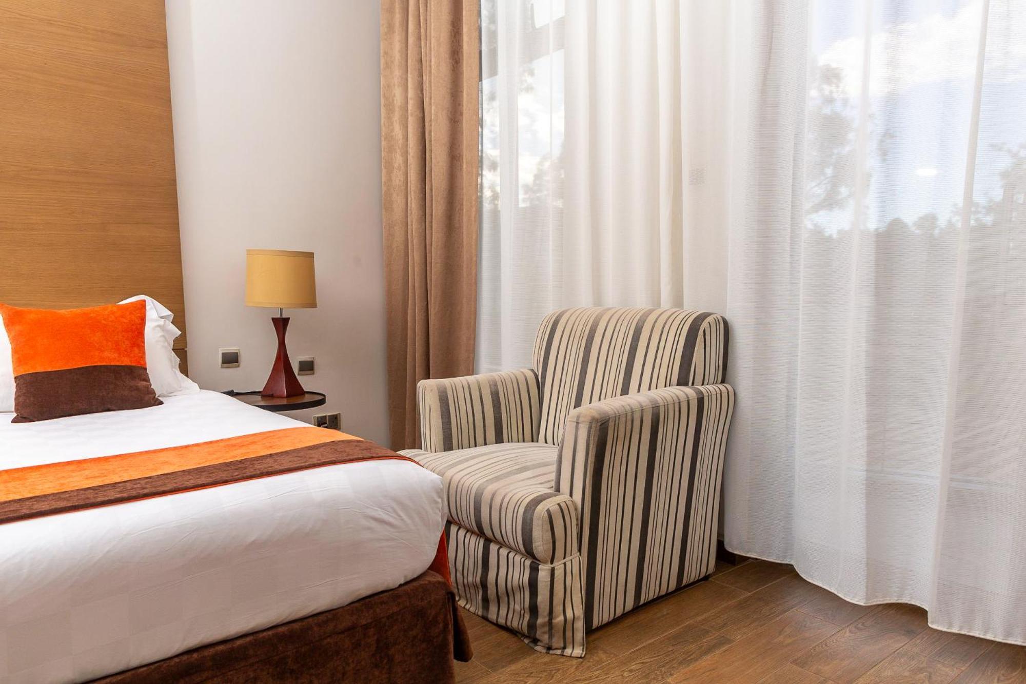 Alba Hotel Meru Kültér fotó